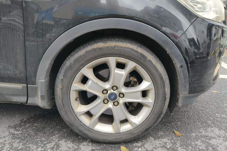 Used Ford Kuga 2013 2.0L GTDi Four-Wheel-Drive Sport Model Right Front Wheel Hub