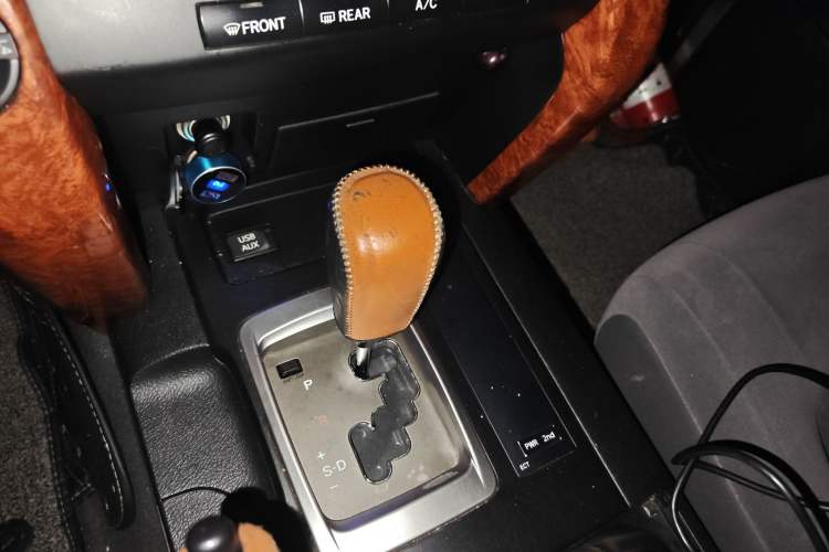 Used Toyota Land Cruiser 2015 4.0L V6 Middle East Low-Trim Version
