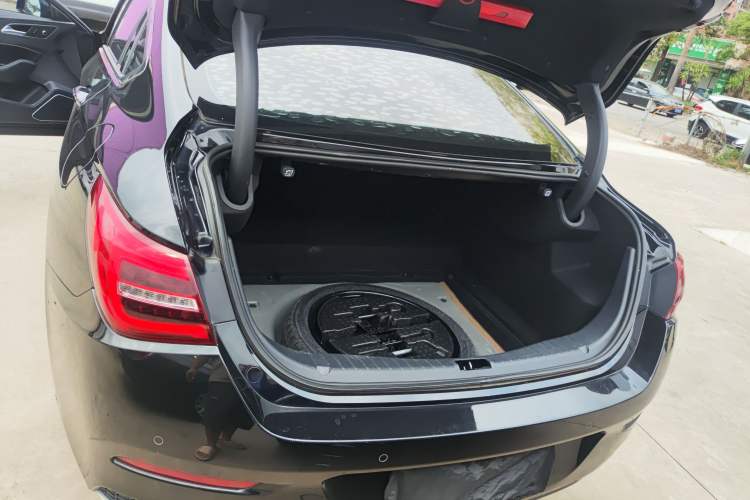 Used Hongqi H5 2022 Classic Model Facelift 1.8T Automatic Smart Connect Flagship Edition Trunk