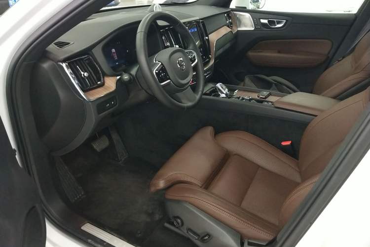 Used Volvo XC60 New Energy 2025 Plug-in Hybrid Long-Range All-Wheel Drive Smart Luxury Edition