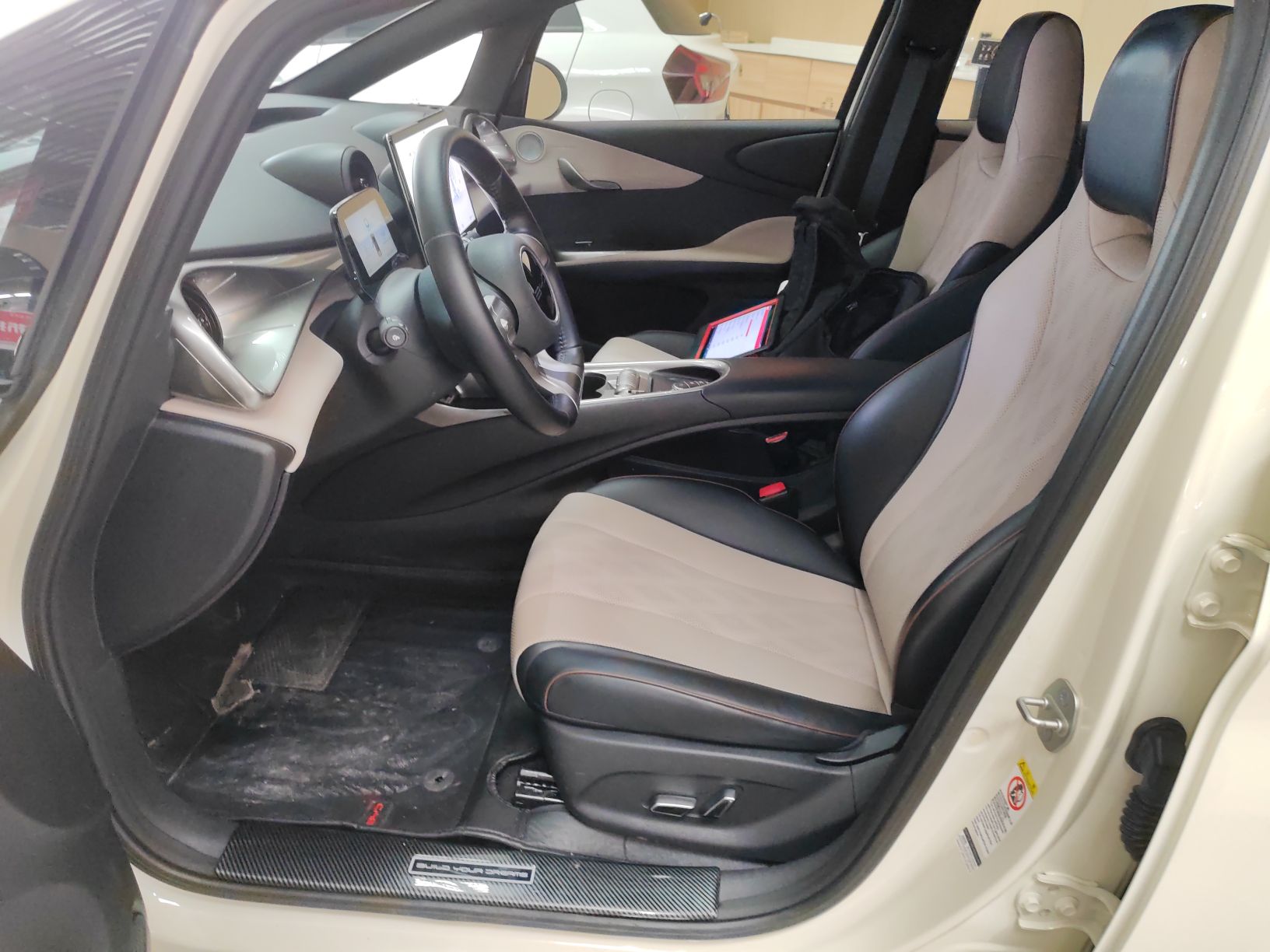 المقاعد الأمامية داخل السيارة