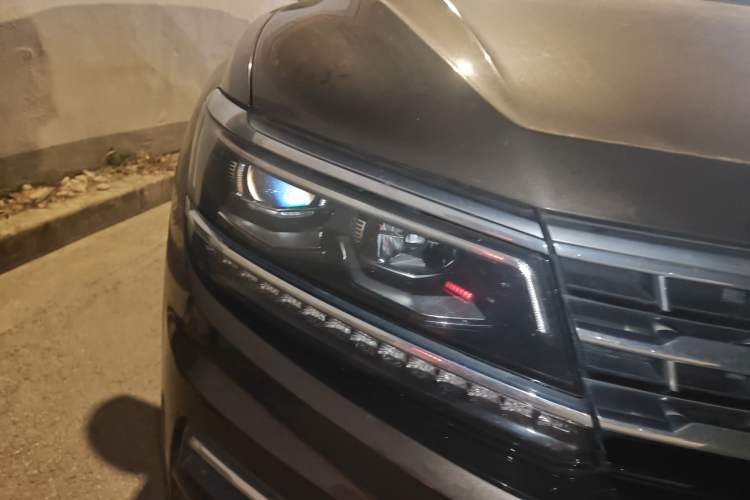 Used Volkswagen Tiguan L 2017 380TSI Automatic All-Wheel-Drive Luxury Edition Right Front Headlight