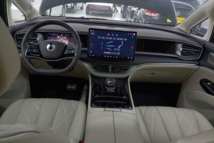 Used Denza D9 2025 DM-i Intelligent Drive 1020 Four-Wheel Drive Flagship Model
