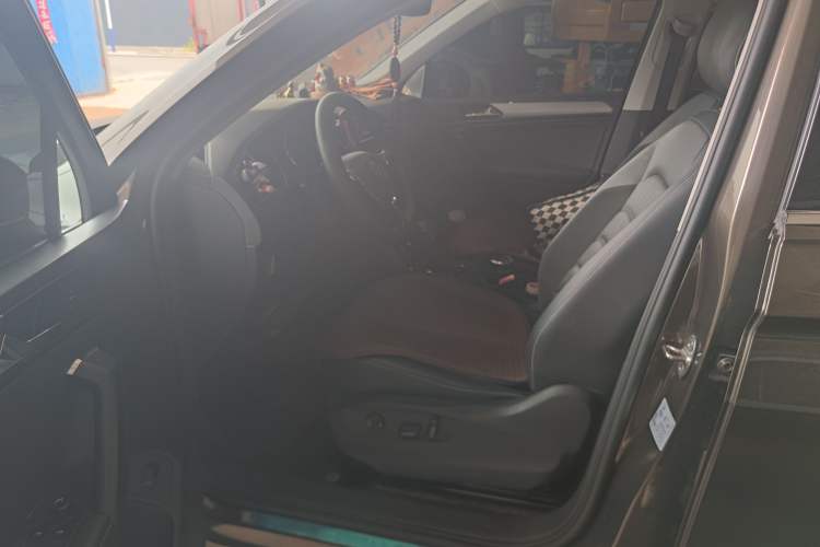 Used Volkswagen Tiguan L 2020 330TSI Automatic Two-Wheel Drive Smart Luxury Edition China VI Standard Driver Seat