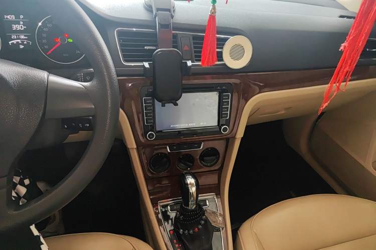 Used Volkswagen Lavida 2014 1.6L Automatic Sport Edition Audio And AC Panel