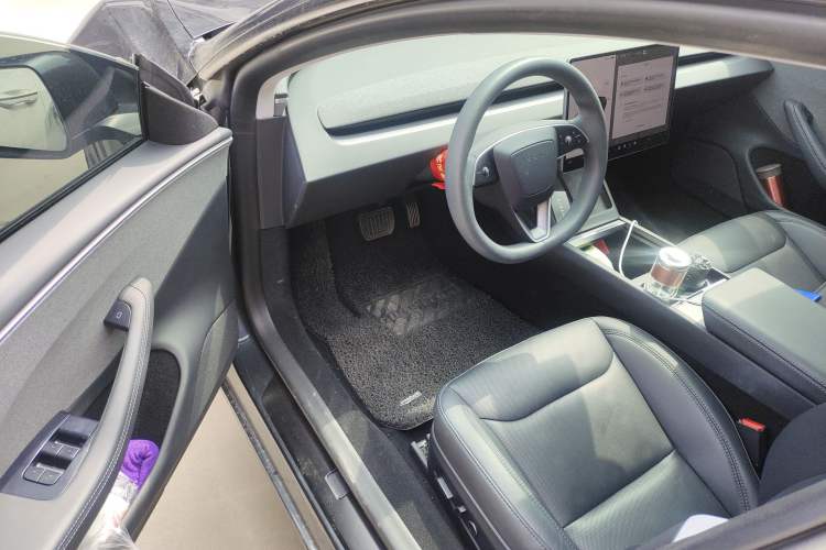 Used Tesla Model 3 2023 Rear-Wheel-Drive Version Interior 3