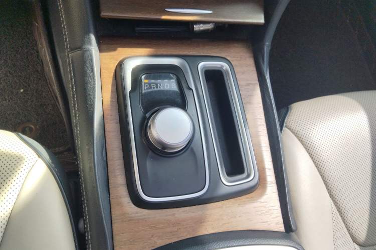 Used Chrysler 300C 2016 3.0L Supreme Edition Gear Lever