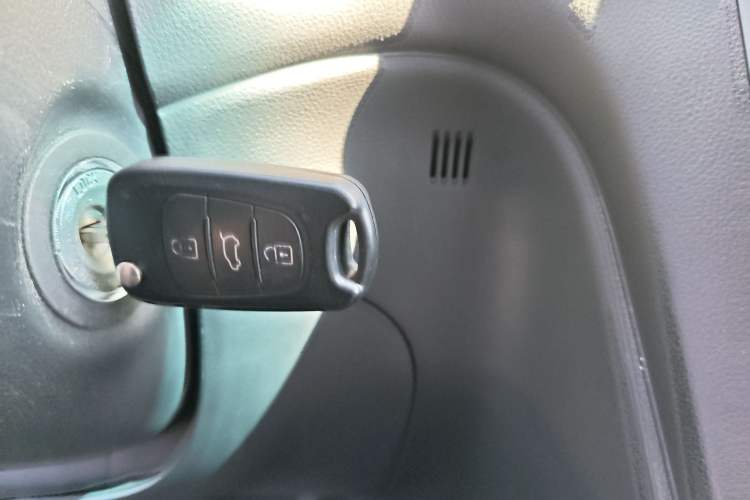 Used Kia Carens 2011 2.0L 7-Seater Automatic Standard Edition
