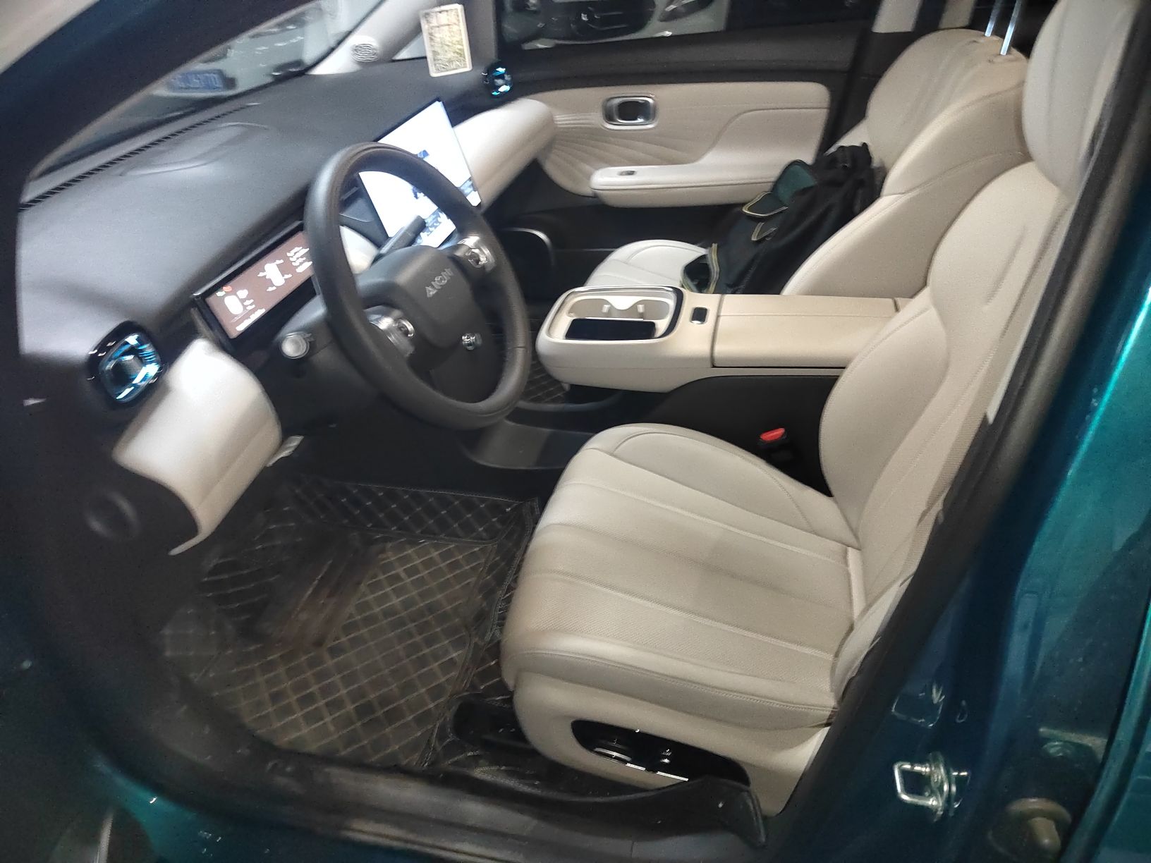 Переднее сиденье в автомобиле