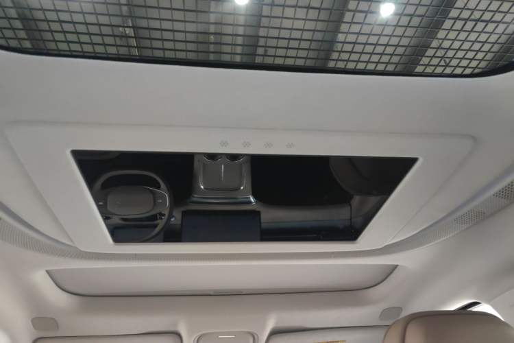 Used XPeng X9 2025 740 Ultra-Long Range Max Headliner