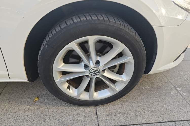 Used Volkswagen FAW-Volkswagen CC 2010 2.0 TSI Luxury Model Right Front Wheel Hub