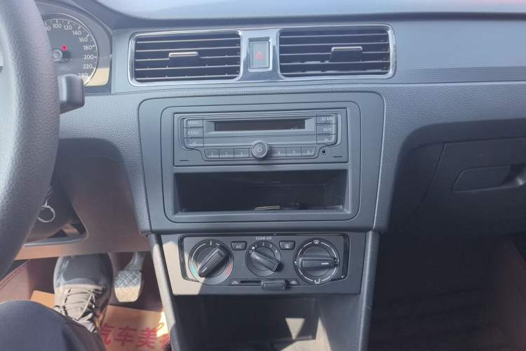 Used Volkswagen Santana 2015 1.6L Manual Fashion Edition Audio And AC Panel