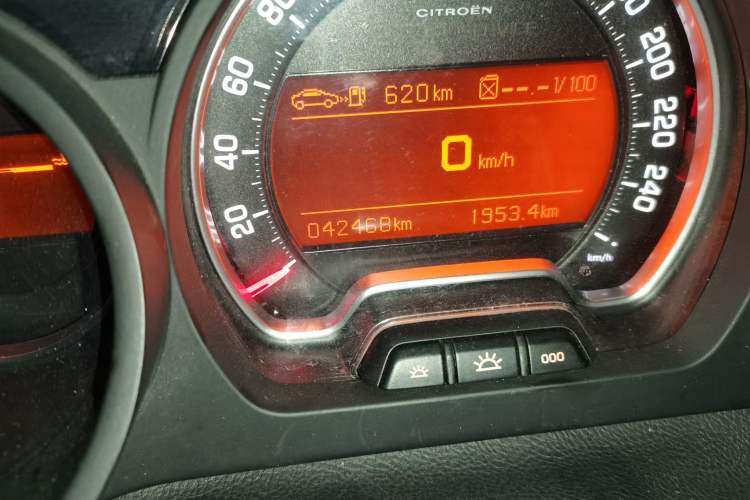 Used Citroen C5 2013 2.0L Manual Comfort Version Odometer Close Up