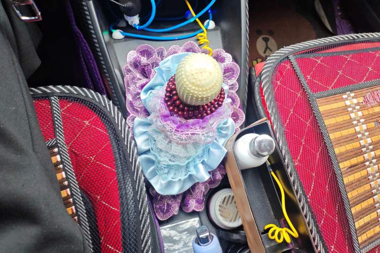 Used MG ZS 2020 Global Bestseller with 1.5L Engine Manual Transmission and a Massive 65-Inch Panoramic Sunroof Version Gear Lever