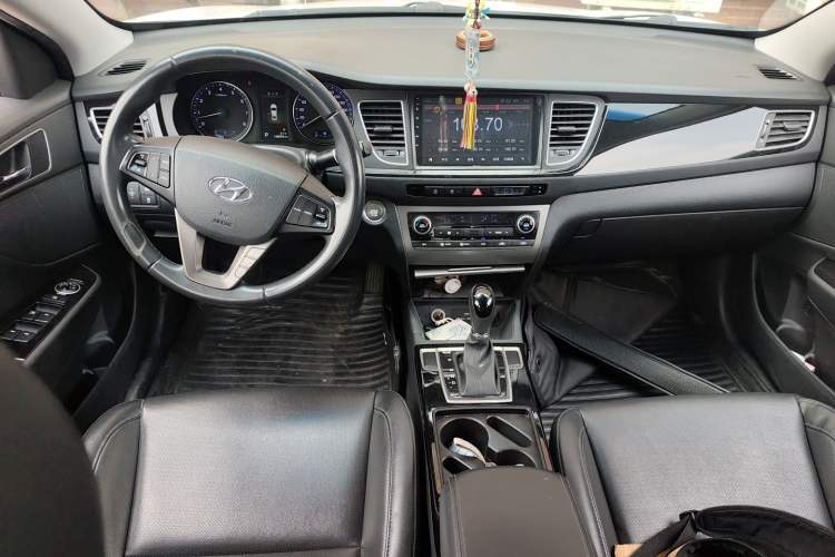 Used Hyundai Mistra 2014 1.8L Automatic Deluxe DLX Model Center Console