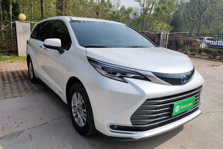 Used Toyota SIENNA 2021 2.5L Hybrid Premium Edition Front Right 45 Deg