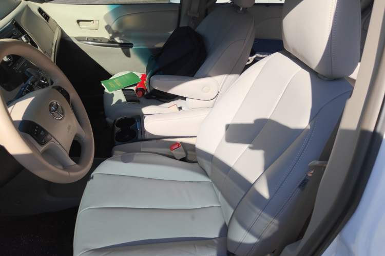 Used Toyota SIENNA 2011 3.5L 4x4 Automatic
