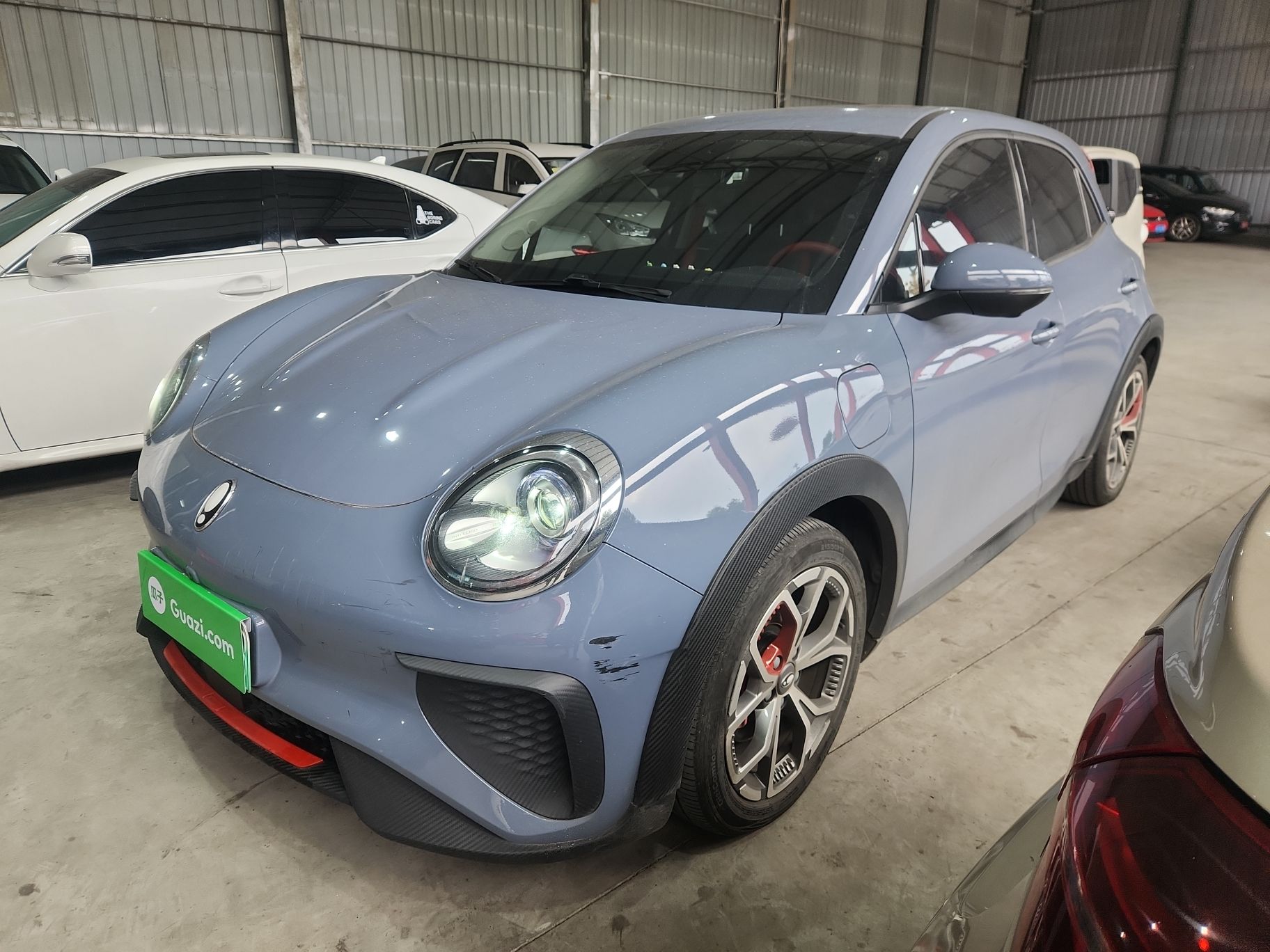 تحت مقدمة السيارة