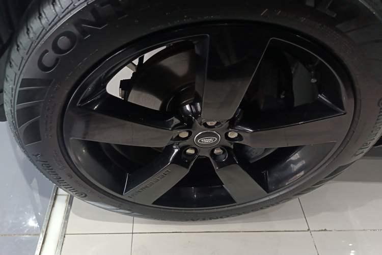 Used Land Rover Defender 2025 110 3.0T P400 – Dynamic HSE Left Front Wheel Hub