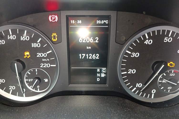 Used Mercedes-Benz Vito 2018 2.0T Business Version China V Emission Standard Odometer Close Up