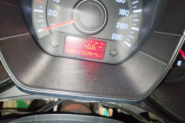 Used Kia K2 2015 Sedan 1.4L MT GLS Odometer Close Up