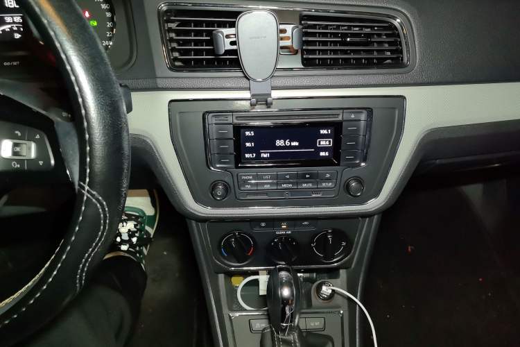 Used Volkswagen Cross Lavida 2016 1.6L Automatic Comfort Edition Audio And AC Panel