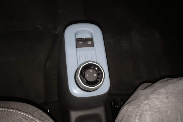 Used Geely Galaxy Panda 2024 Panda Mini 200km Endurance Bear Gear Lever