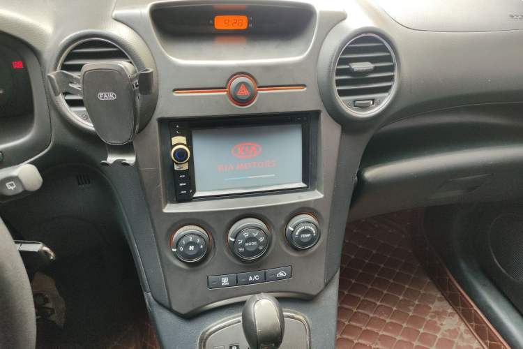 Used Kia Carens 2011 2.0L 7-Seater Automatic Standard Edition Audio And AC Panel