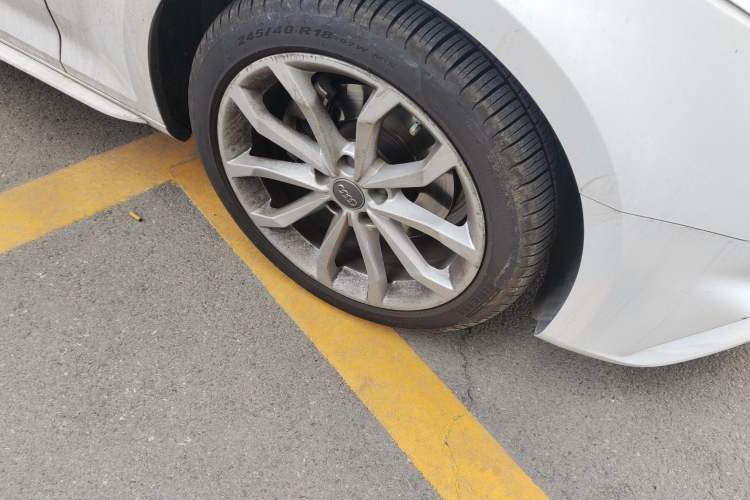 Used Audi A4L 2018 30th Anniversary Edition 40 TFSI Fashion Model Right Front Wheel Hub