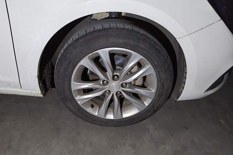 Used Buick Verano 2018 Sedan 20T Dual-Clutch Leading Model Right Front Wheel Hub