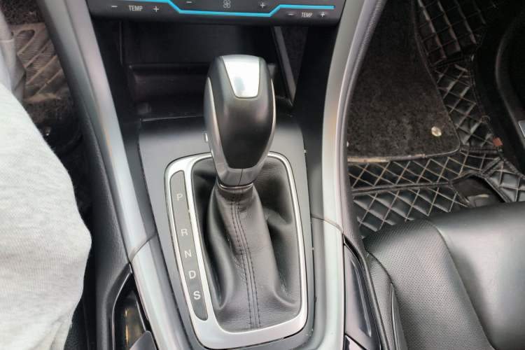 Used Ford Mondeo 2013 2.0L GTDi240 Luxury Sport Model Gear Lever