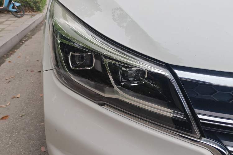 Used Baojun 730 2017 1.5T Manual Prestige Version 7 Seats Right Front Headlight