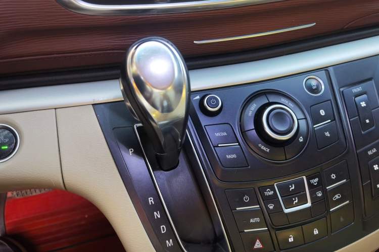 Used Buick GL8 2017 25S Comfort Version China V Standard Gear Lever