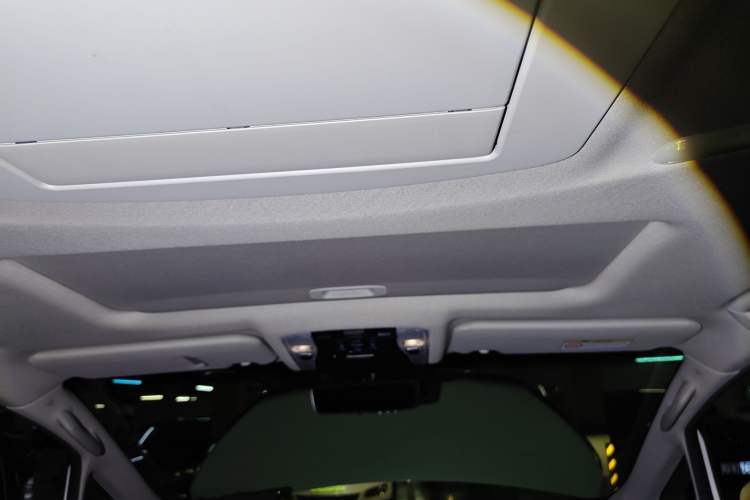 Used Toyota Vellfire 2021 Crown Dual-Engine 2.5L HV Luxury Edition
