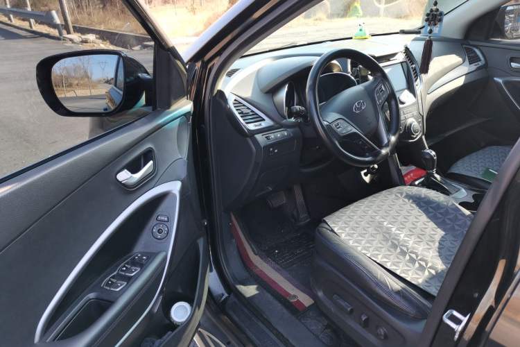 Used Hyundai Santa Fe 2015 2.0T Automatic Two-Wheel Drive Smart Version 5 Seats
