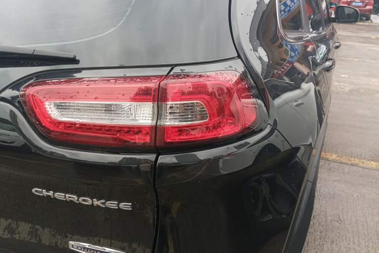 Used Jeep Cherokee 2016 2.4L Professional Edition Right Rear Taillight