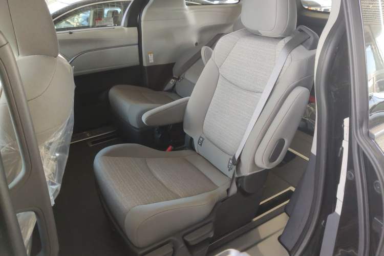 Used Toyota Sienna 2026 Model 2.5L Dual-Engine Two-Wheel-Drive Comfort Edition