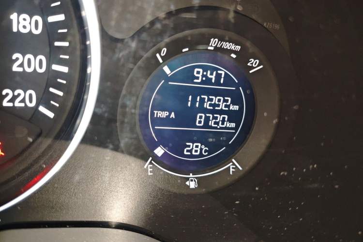 Used Honda Vezel 2017 1.8L CVT Front-Wheel Drive Pioneer Edition Odometer Close Up