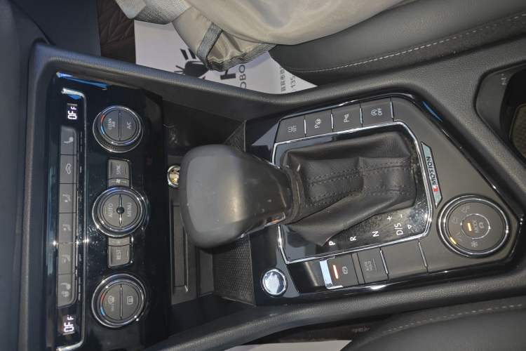 Used Volkswagen Tiguan L 2019 380TSI Automatic All-Wheel Drive Luxury Edition with 7 Seats China VI Standard Gear Lever