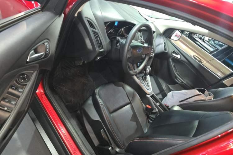 Used Ford Focus 2018 Hatchback Classic 1.6L Automatic Comfort Plus SmartDrive Edition Driver Seat