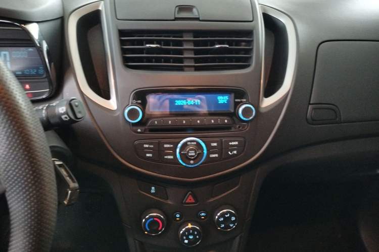 Used Chevrolet Trax 2014 1.4T Manual Two-Wheel Drive Comfort Model Audio And AC Panel