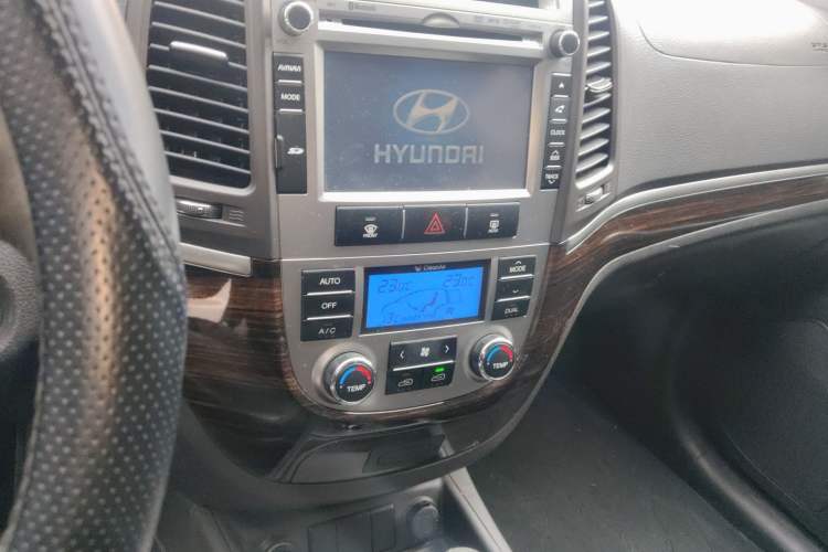 Used Hyundai Santa Fe Classic 2010 2.4 Luxury Edition 7-Seater Four-Wheel Drive Audio And AC Panel