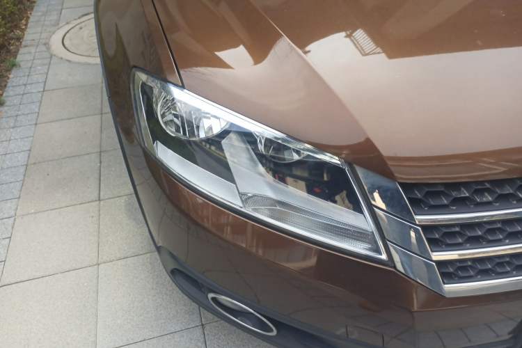 Used Volkswagen Cross Lavida 2014 1.6L Automatic Right Front Headlight