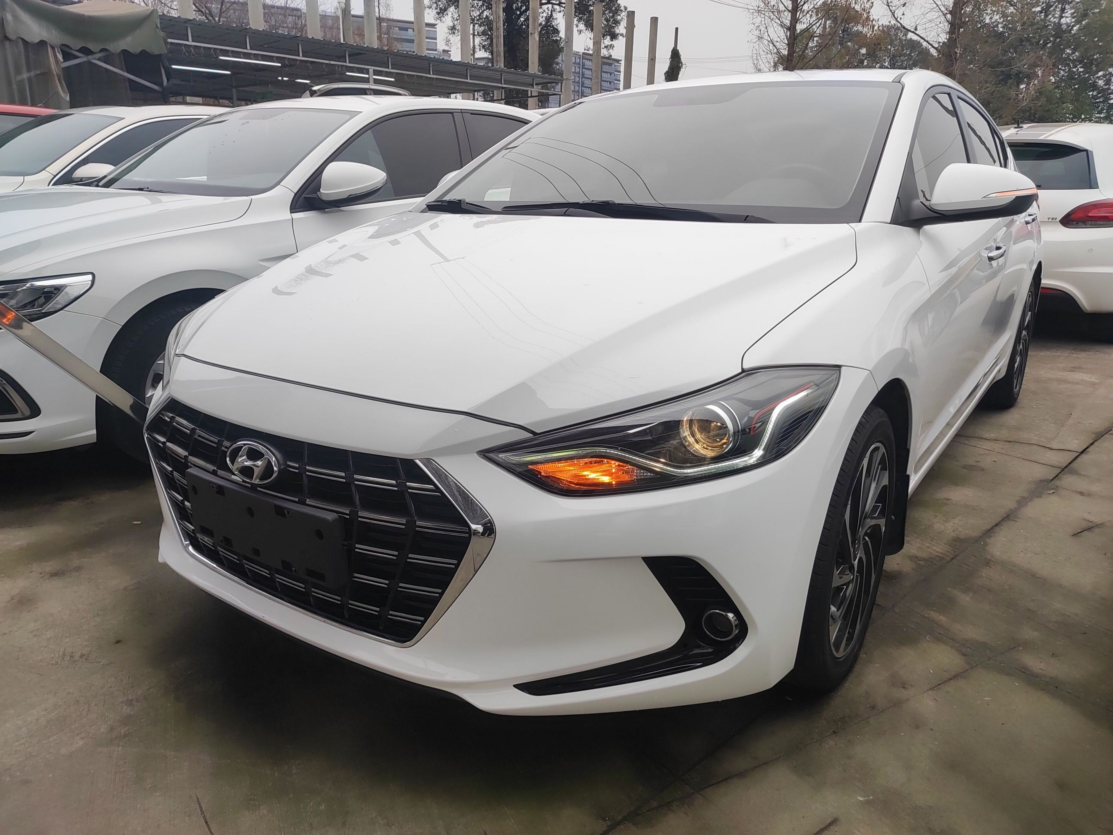 Под передней частью автомобиля