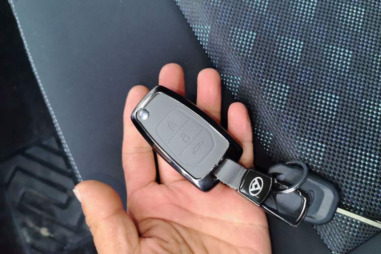 Used SAIC MAXUS Xintu V80 2024 Aotong Value Edition 6AMT Short Wheelbase Ultra-Low Roof 127 Ps 5/6 Seats
