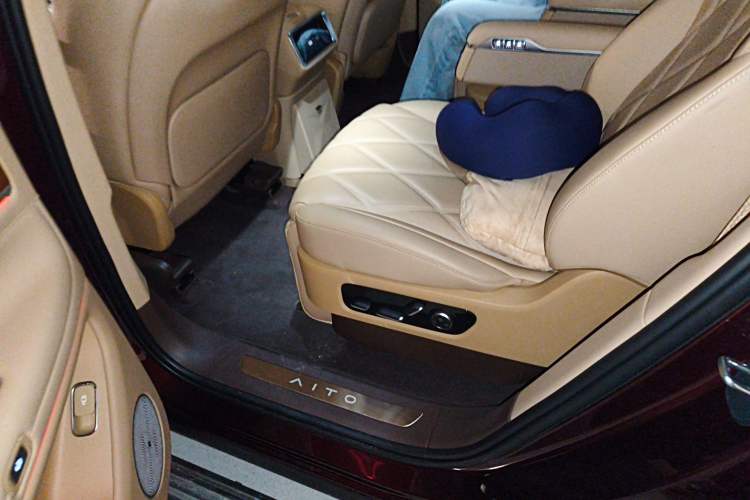 Used Hima AITO M9 2025 Extended-Range Ultra Version 52 kWh 6-Seater Left Rear Seat