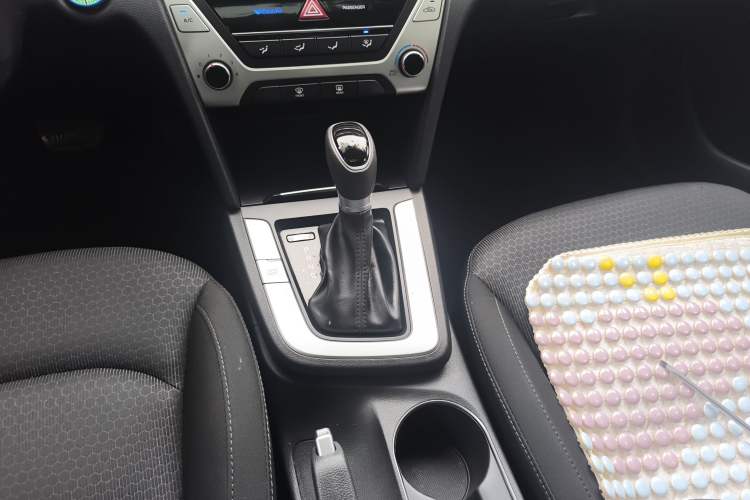 Used Hyundai Elantra (6th Generation / Lingdong) 2018 1.6L Automatic 15th Anniversary Special Edition Gear Lever