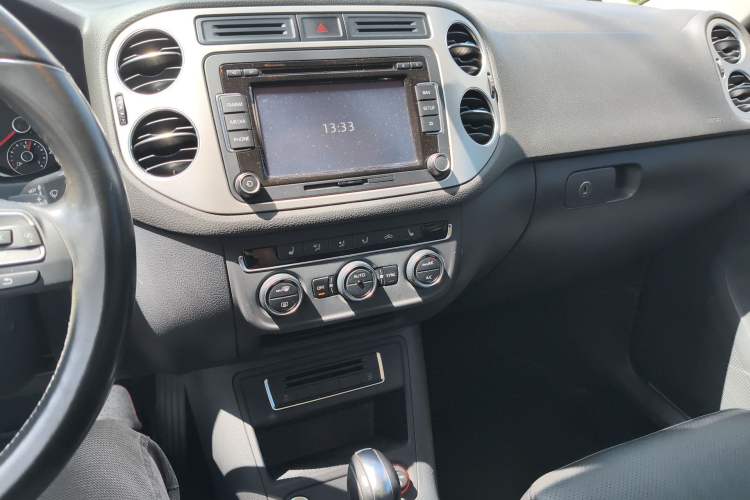 Used Volkswagen Tiguan 2015 1.8TSI Automatic All-Wheel-Drive Luxury Model Audio And AC Panel