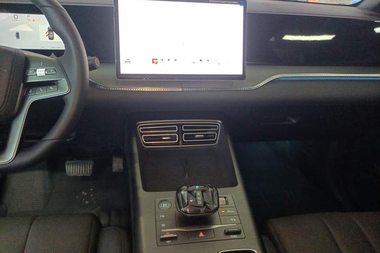 Used BYD Song Pro New Energy 2025 2nd Generation Intelligent Driving Version DM-i 75KM Overachiever Trim Audio And AC Panel