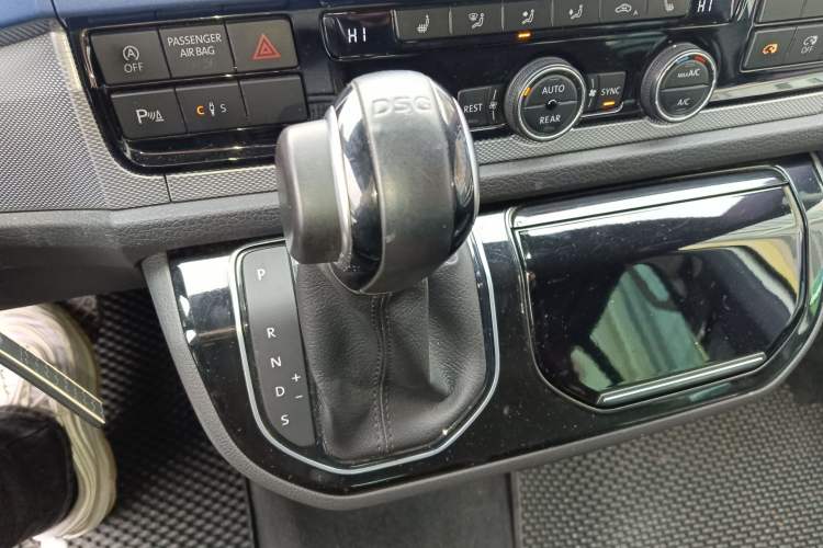 Used Volkswagen Multivan 2016 2.0 TSI Two-Wheel-Drive 66th Anniversary Edition
